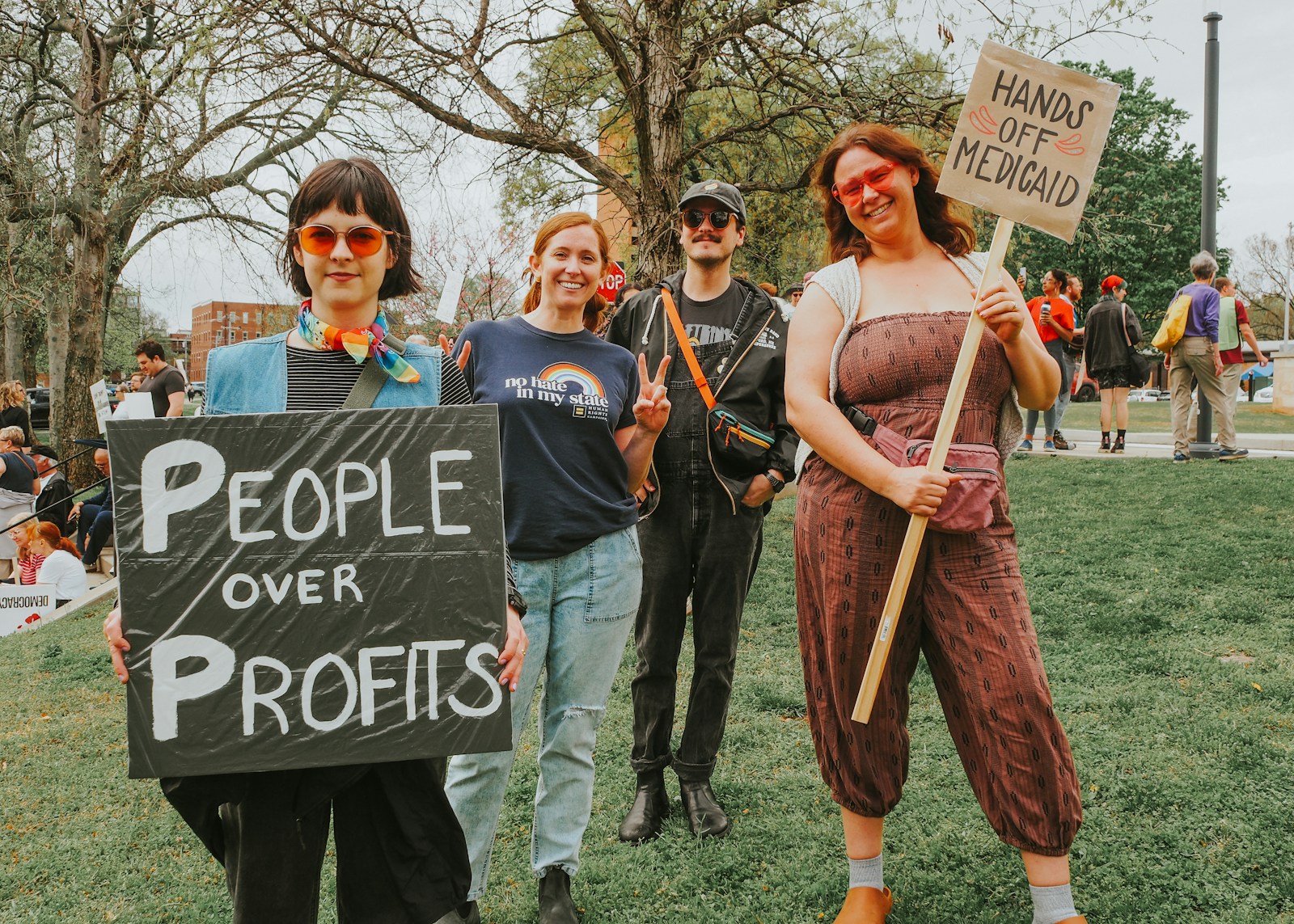 Les manifestants se mobilisent avec des pancartes prônant le changement social.